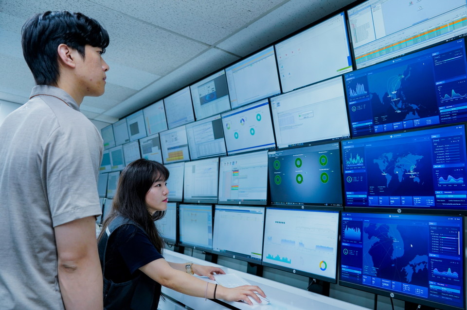 동작종합통신센터에서 SK브로드밴드(SKB) 직원들이  'SmartWAN' 서비스 화면을 모니터링하고 있다. [사진=SKB]