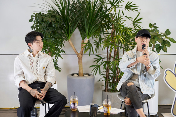 (왼쪽부터) 박재범 모어비전 대표, 장윤중 카카오엔터테인먼트 대표 [사진=카카오엔터테인먼트]