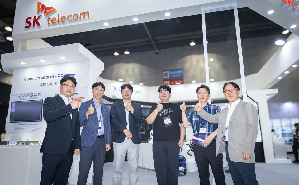 지난달 25일 열린 ‘퀀텀 코리아 2024’에서 SKT 컨소시엄 관계자들이 기념촬영을 하고 있다. [사진=SK텔레콤]