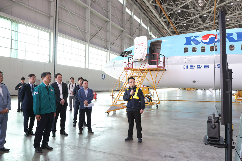 박상우 국토교통부 장관이 6월26일 인천국제공항을 찾아 항공 분야 안전관리 현황을 보고받고 있다. [자료사진=국토부]
