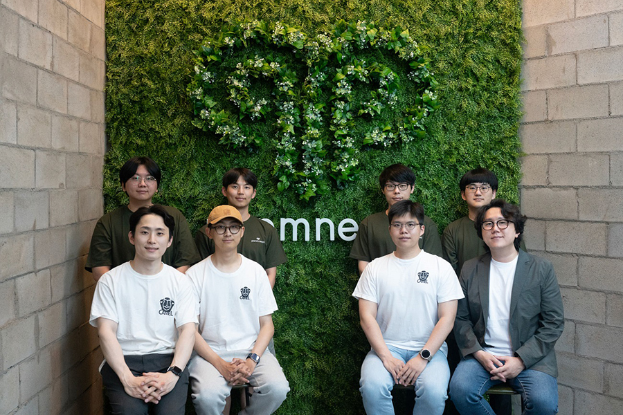 (왼쪽 위부터 시계방향으로) 전기및전자공학부 김동평 석사과정, 유어진 석사과정, 이상원 박사, 국동현 박사과정, 정명수 교수, 강승관 박사과정, 장준혁 박사과정, 배한여름 박사과정 [사진=KAIST]