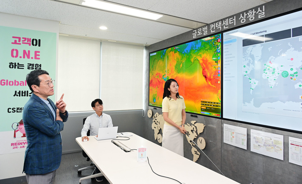LG전자 조주완 CEO가 서울 마곡 LG사이언스파크 글로벌 컨택센터 상황실에서 해외 법인 산하 상담센터의 실시간 상황을 살펴보고 있다. [사진=LG전자]