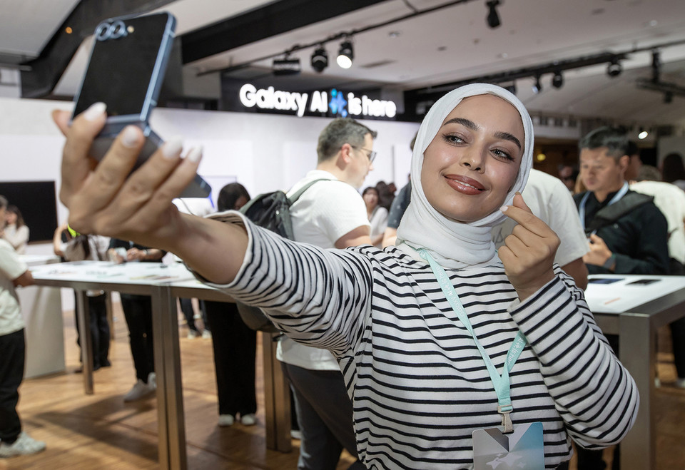 프랑스 파리 '카루젤 뒤 루브르(Carrousel du Louvre)'에서 열린 '갤럭시 언팩 2024'에서 관람객이 새로 공개된 갤럭시Z 시리즈 제품을 체험해보고 있다. [사진=삼성전자]