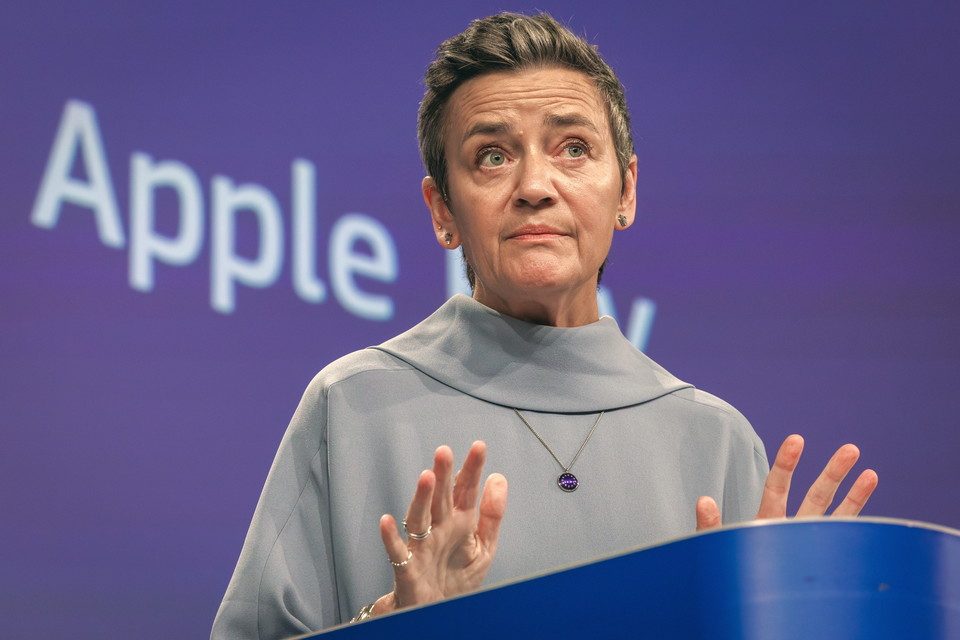 마르그레테 베스타거 EU 반독점 책임자가 11일(현지시간) 벨기에 브뤼셀 EU집행위원회에서 애플페이 반독점 경쟁사건과 관련한 기자회견에서 발표하고 있다. [사진=EPA]