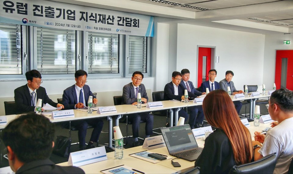 김완기 특허청장(왼쪽 세 번째)이 12일(현지시간) 독일 프랑크푸르트에서 열린 유럽지식재산센터 개소식에 참석, 축사한 뒤 유럽에 진출한 국내 기업 대표들과 간담회를 하고 있다. [사진=특허청]