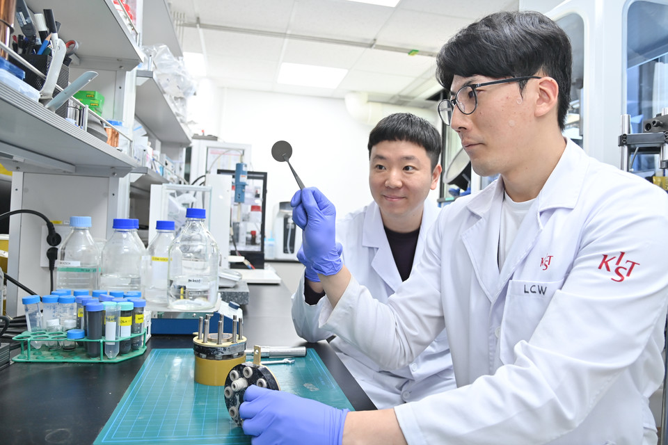 KIST 연구진이 단위전지 체결 전 소수성 은 촉매를 들어보이고 있다. [사진=KIST]