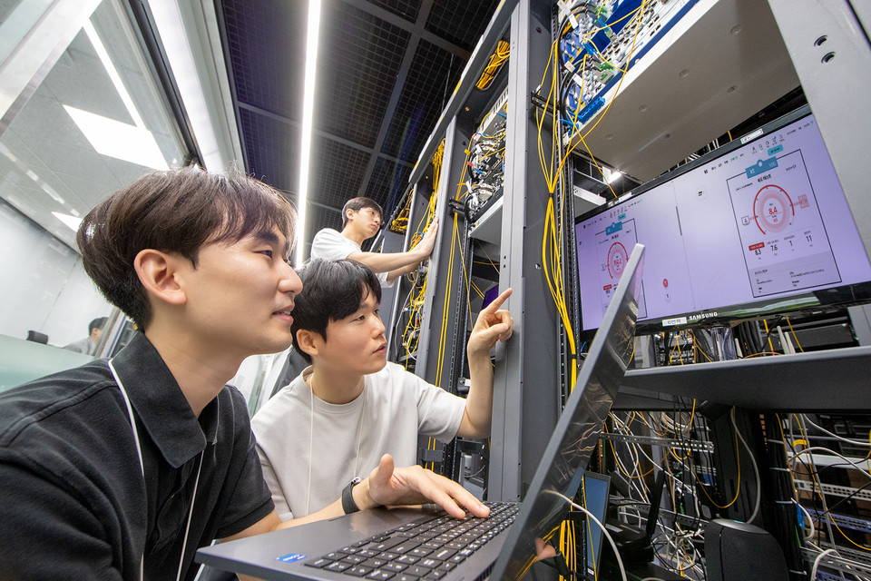 KT 엔지니어가 네트워크에 도입하는 콤보 인터넷 기술을 점검하고 있다. [사진=KT]