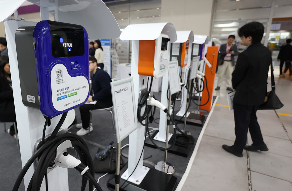 4월3일 서울 강남구 코엑스에서 열린 ‘스마트그리드엑스포 2024’에서 관람객들이 전기차용 저속충전기를 둘러보고 있다. [사진=연합뉴스]