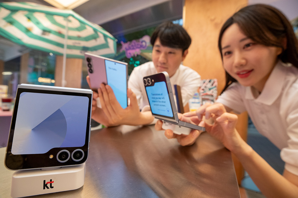 통신3사가 삼성전자 스마트폰 갤럭시Z폴드6/Z플립6의 사전 판매를 마무리하고 19일 사전 개통을 시작했다. [사진=KT]