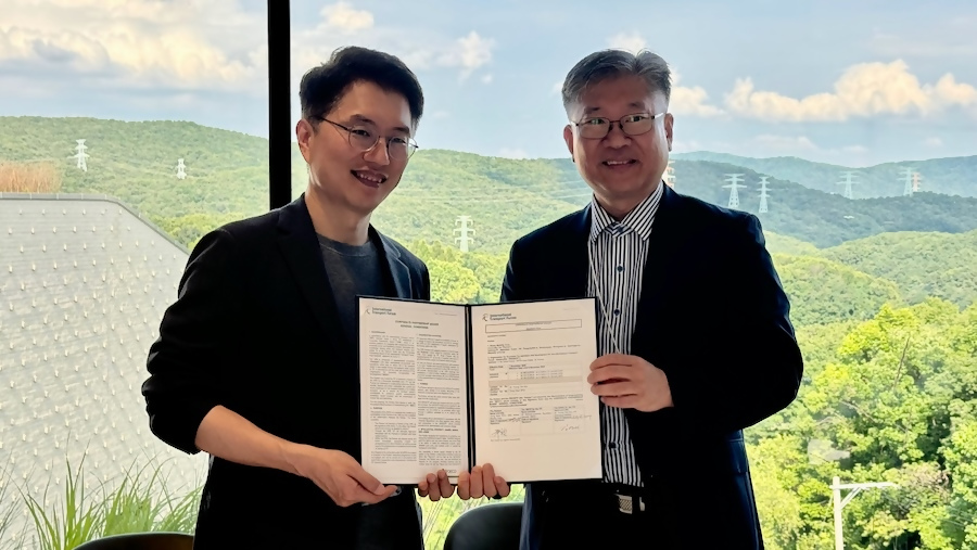 (왼쪽부터) 류긍선 카카오모빌리티 대표와 김영태 ITF 사무총장이 CPB 멤버십 연장을 위한 업무협약 체결 후 기념촬영을 하고 있다. [사진=카카오모빌리티]