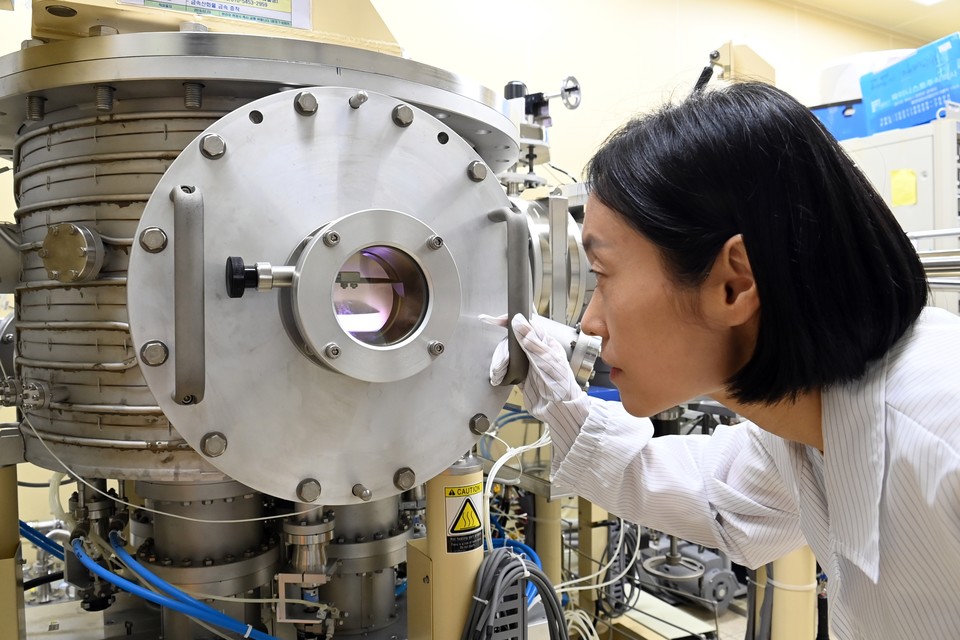 ETRI 연구원이 스퍼터 장비에서 Te 기반의 p형 반도체 박막이 증착되는 현상을 확인하고 있다. [사진=ETRI]