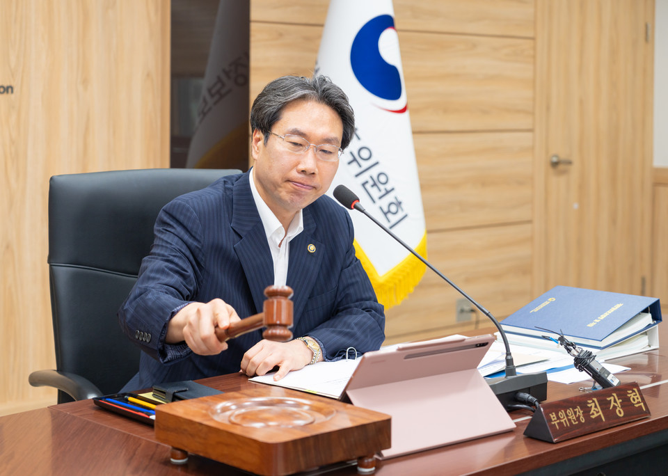 최장혁 개인정보보호위원회 부위원장이 24일 서울 종로구 정부서울청사에서 열린 2024년 제13회 개인정보보호위원회 전체회의에서 의사봉을 두드리고 있다. [사진=개인정보위]