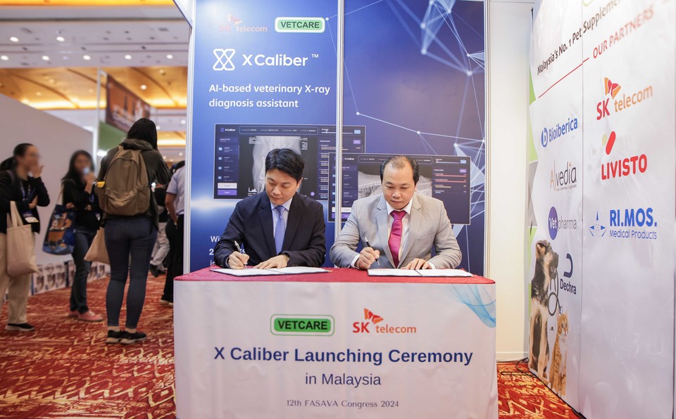 글로벌 반려동물 포럼 ‘FASAVA Congress 2024’에서 장동일 SK텔레콤 엑스칼리버 글로벌팀장(왼쪽)과 리우 창 할 마이벳케어 사업총괄(오른쪽)이 계약을 체결하고 있다. [사진=SK텔레콤]