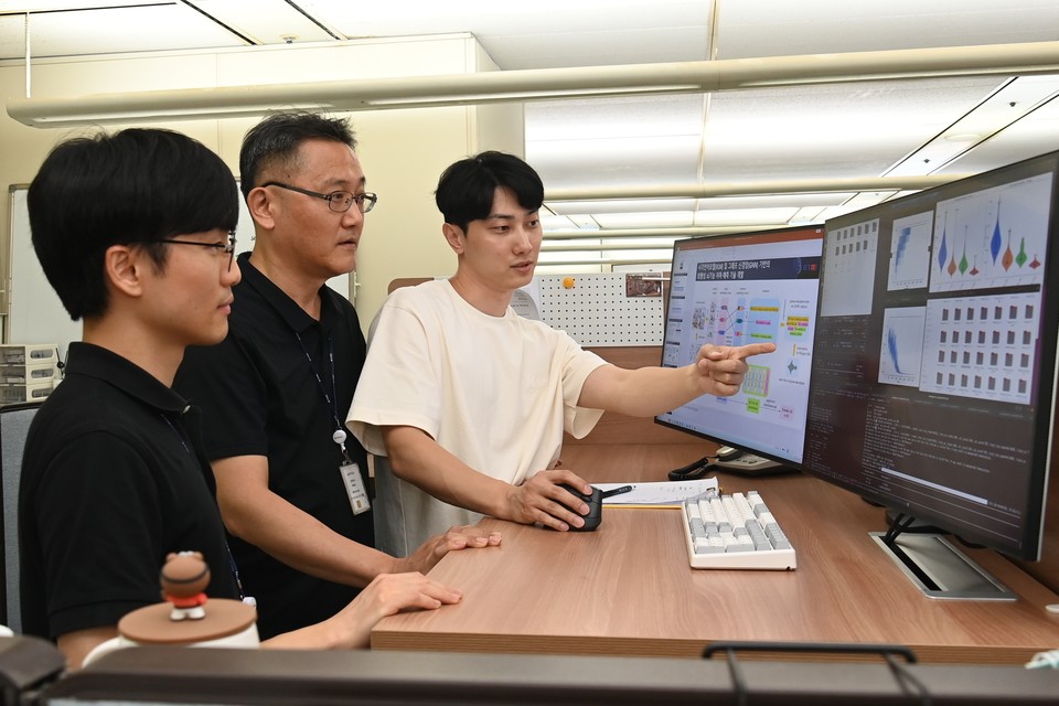 ETRI 연구진이 노년층 음성 발화 분석 시스템의 인공지능 치매 예측 기술을 설명하고 있다. [사진=ETRI]