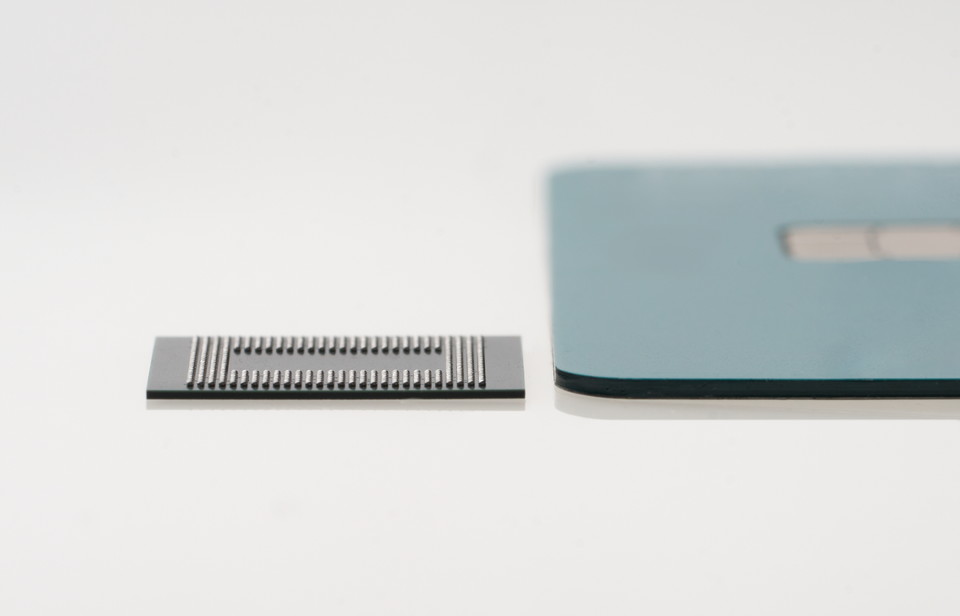 삼성전자가 양산에 들어가는 LPDDR5X 0.65mm D램 [사진=삼성전자]