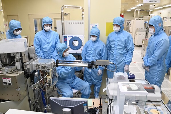 ETRI 연구진이 기술이전을 위해 디스플레이혁신공정센터 관계자에게 교육을 진행하고 있다. [사진=ETRI]