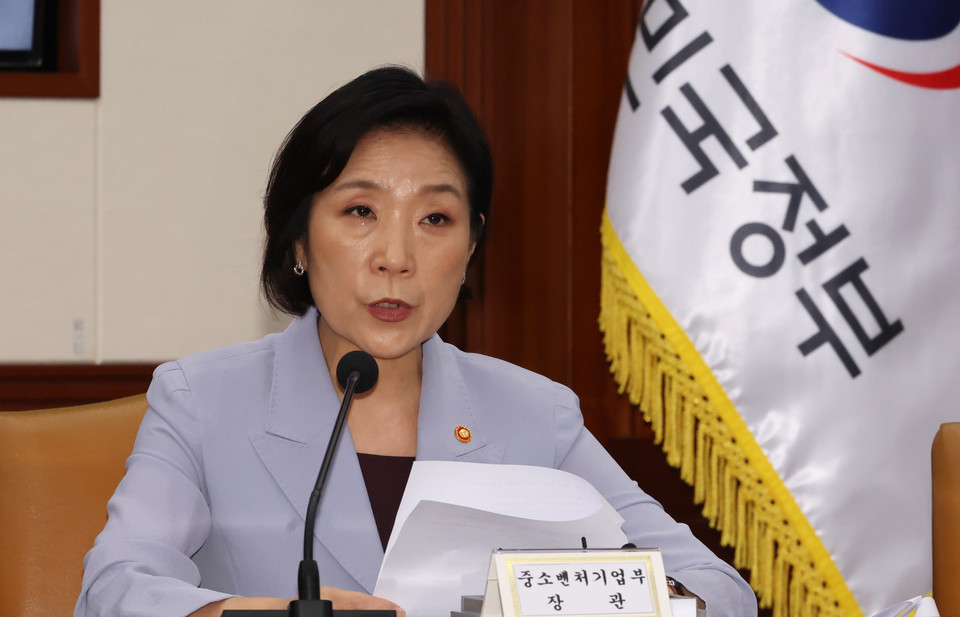 오영주 중소벤처기업부 장관이 7일 서울 종로구 정부서울청사에서 열린 경제관계장관회의에서 발언하고 있다. [사진=연합뉴스]
