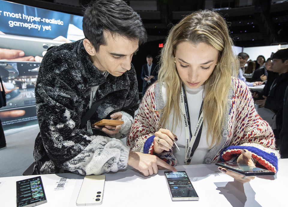 1월17일(현지시간) 미국 캘리포니아주 산호세 소재 SAP센터에서 열린 갤럭시 언팩 2024 현장에서 참석자들이 갤럭시S24 신제품을 보고 있다. [자료사진=삼성전자]