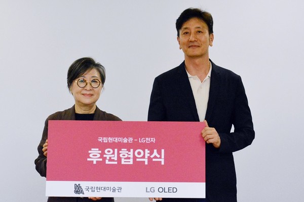 (왼쪽부터) 국립현대미술관 김성희 관장, LG전자 오승진 한국HE/BS마케팅담당 [사진=LG전자]