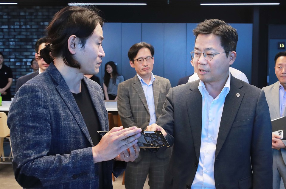 박성택 산업통상자원부 1차관(오른쪽)이 14일 서울 강남구 퓨리오사AI 회의실에서 열린 '인공지능(AI) 반도체 기업 간담회'에 참석해 백준호 퓨리오사AI 대표(왼쪽)와 이야기를 나누고 있다. [사진=산업부]