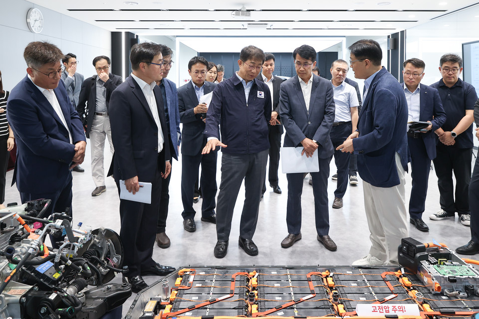 박상우 국토교통부 장관이 현대자동차 서울 남부하이테크센터에서 '전기차 특별안전 점검' 진행 상황을 점검하고 있다. [사진=국토부]