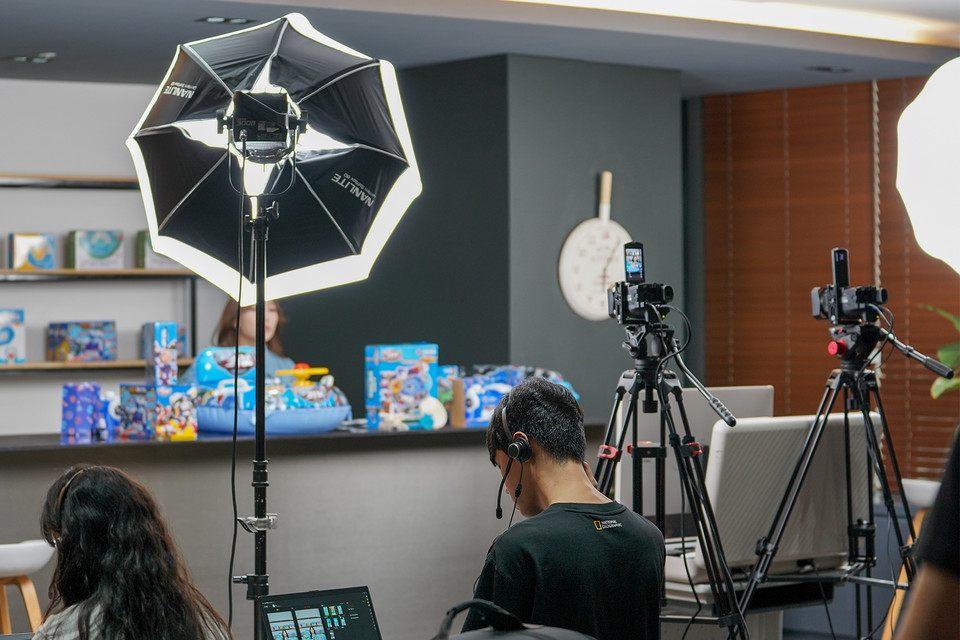 KT 크리에이터팩토리센터에서 ‘토이하우스’ 제품을 송우리 쇼호스트가 라이브커머스 방송으로 소개하고 있다. [사진=KT]