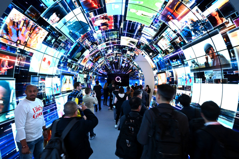 올해 1월 미국 라스베이거스에서 열린 CES 2024 현장에는 올레드 디스플레이로 조성된 웹OS(webOS) 체험공간이 운영됐다. [사진=LG전자]