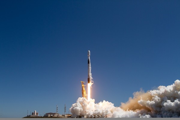 아이스아이 신규 위성을 탑재한 팔콘나인 스페이스X 트랜스포터-11 발사 장면 [사진=아이스아이]