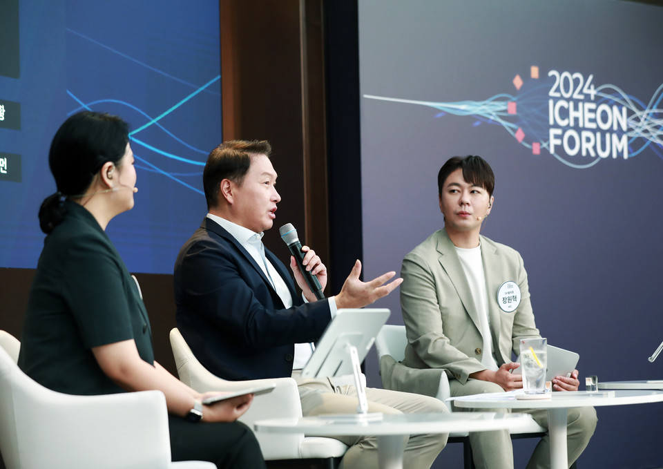 이달 19일부터 21일까지 열린 이천포럼 2024 현장에서 최태원 SK 회장이 발언하고 있다. [사진=SK]