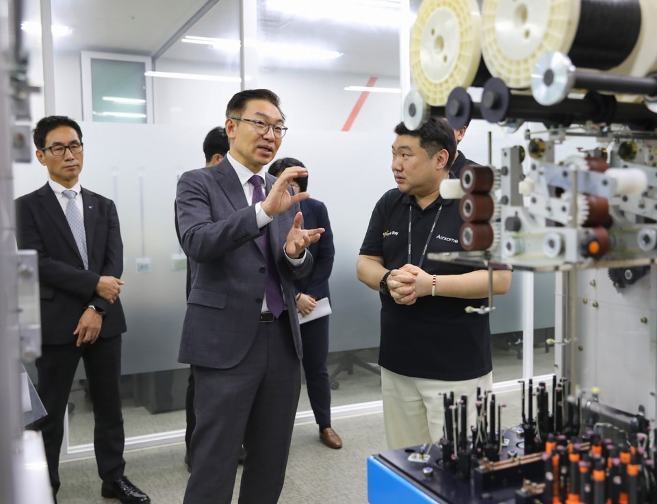 김완기 특허청장(왼쪽에서 두 번째)이 어썸레이를 방문해 현장을 둘러보고 있다. [사진=특허청]