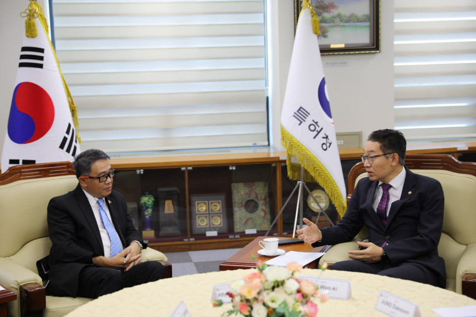 김완기 특허청장(오른쪽)이 로웰 바바 필리핀 특허청장(왼쪽)과 환담을 진행하고 있다. [사진=특허청]