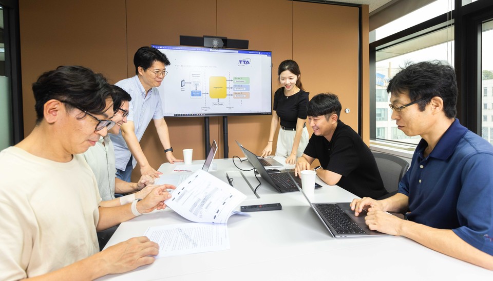 통신3사 관계자들이 네트워크 오픈 API 표준화를 위해 논의하고 있다.