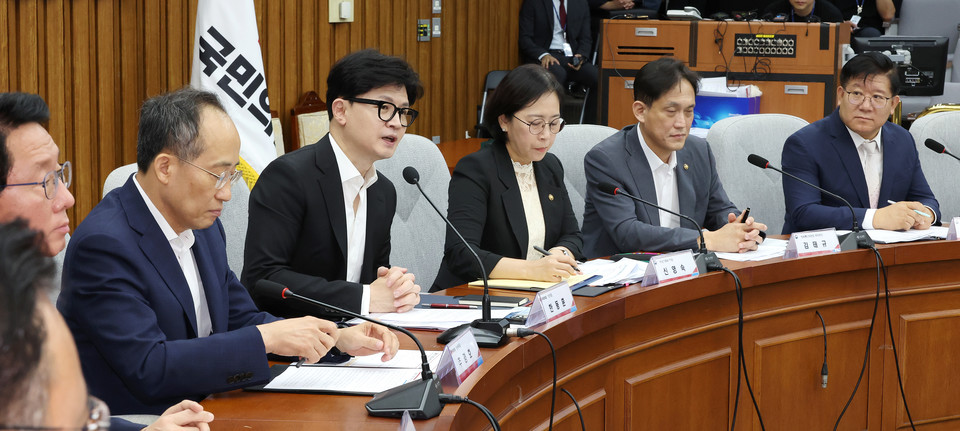 국민의힘 한동훈 대표(왼쪽 세번째)가 29일 오전 국회에서 열린 딥페이크 성범죄 관련 부처 긴급 현안 보고에 참석해 발언하고 있다. [사진=연합뉴스]