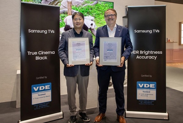 (왼쪽부터) 삼성전자 영상디스플레이사업부 김용재 부사장, 스벤 오케 VDE 마케팅·영업담당 사장 [사진=삼성전자]