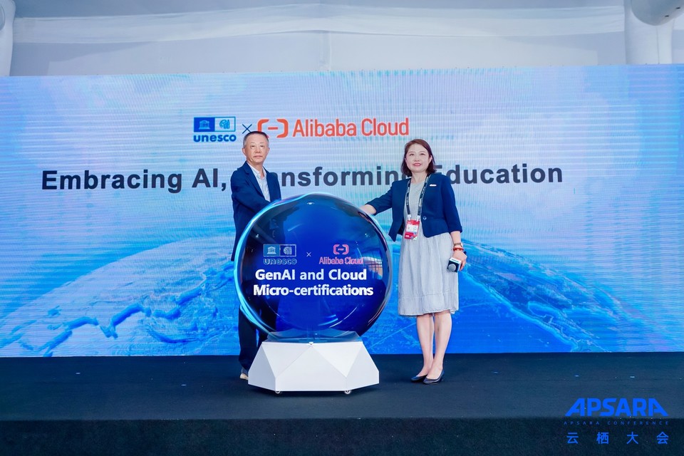 (왼쪽부터) 리 밍 UNESCO-ICHEI 설립 이사 겸 IIOE 사무국 사무총장, 셀리나 위안 알리바바클라우드 인텔리전스 글로벌 사업 부문 회장 [사진=알리바바클라우드]