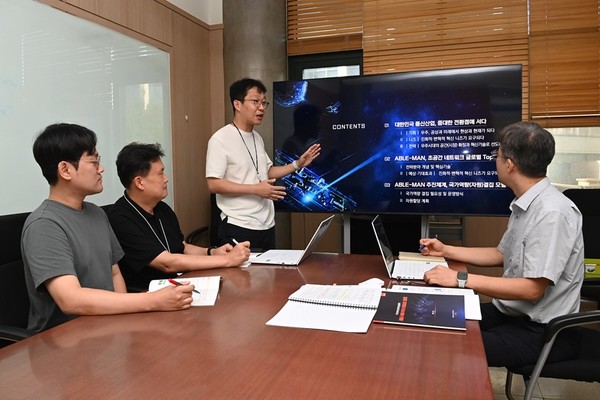 ETRI 연구진이 에이블맨 프로젝트에 관해 논의하고 있다. [사진=ETRI]