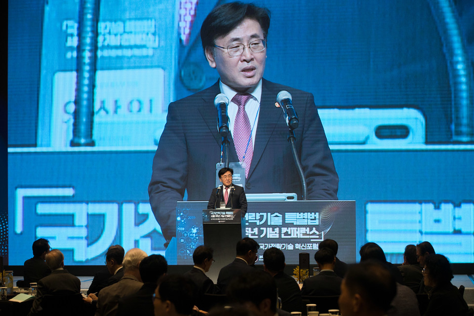 유상임 과학기술정보통신부 장관이 2일 서울 서초구 JW메리어트호텔에서 열린 '국가전략기술 특별법 시행 1주년 기념 컨퍼런스' 에서 개회사를 하고 있다. [사진=과기정통부]