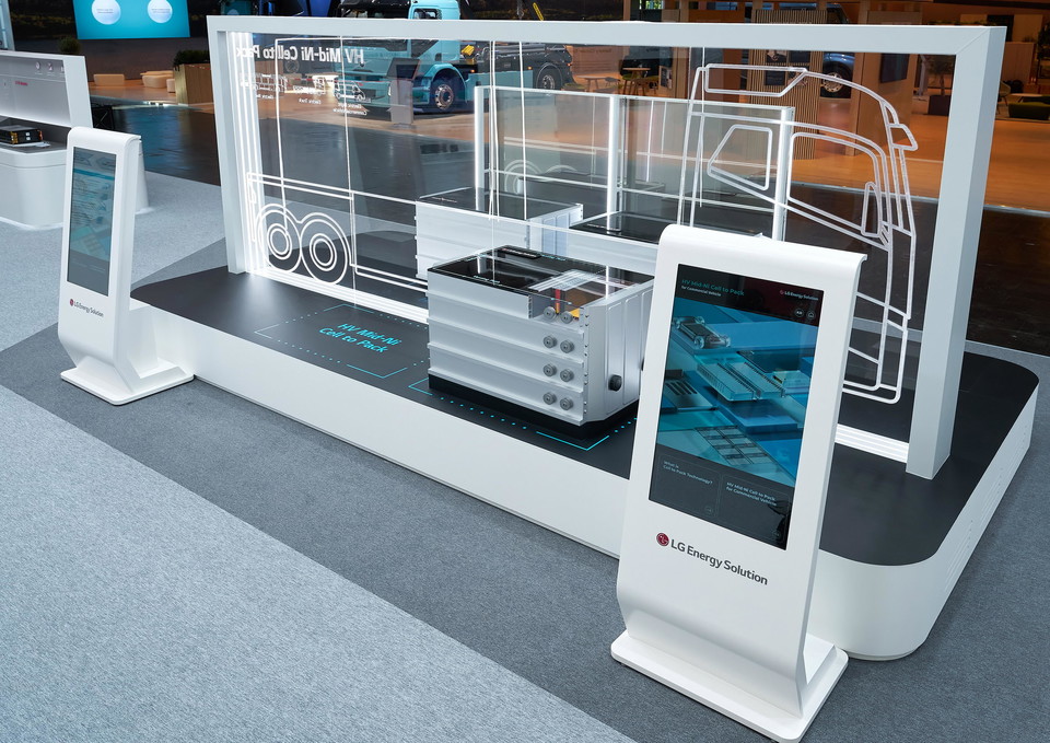 지난달 17일(현지시간) 독일 하노버에서 열린 ‘IAA 트랜스포테이션(IAA Transportation) 2024’에서 첫 공개된 파우치형 고전압 미드니켈(Mid-Ni) 셀투팩(Cell to Pack, CTP) [사진=LG엔솔]