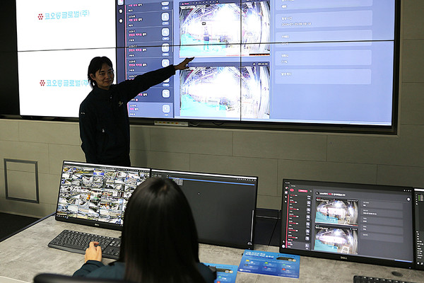 코오롱글로벌 직원이 과천 코오롱타워 소재 통합관제센터에서 코오롱베니트 ‘비전AI’ 실증 프로젝트를 수행하고 있다. [사진=코오롱베니트]