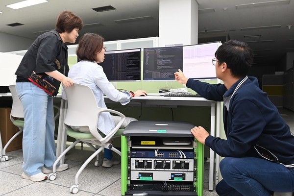 고신뢰 IoT 보안 프로토콜 기술 검증을 테스트하는 ETRI 연구원들 [사진=ETRI]