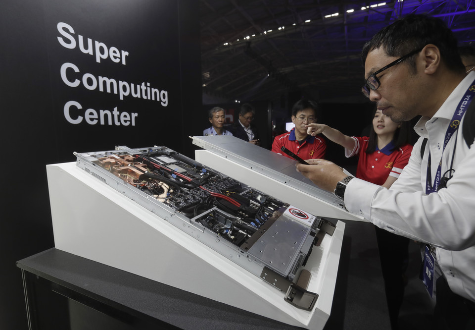 홍하이 테크데이(HHTD) 현장에서 공개된 엔비디아 GB200 NVL72 AI 서버 [사진=AP통신]