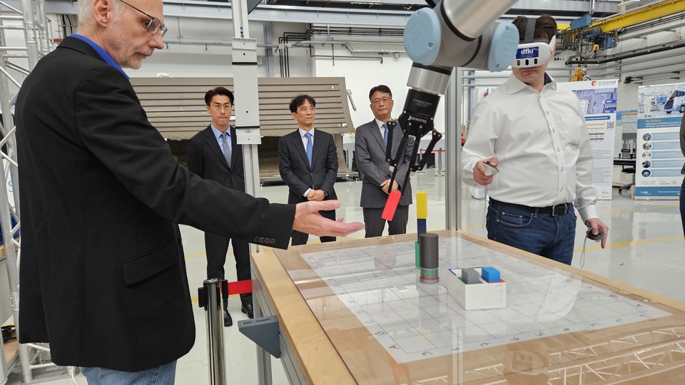 기계연 김봉기 부원장과 연구진은 독일 자뷔리켄 독일 인공지능연구소(DFKI)를 방문해 연구현장을 둘러보고 향후 협력안을 논의했다. [사진=기계연]