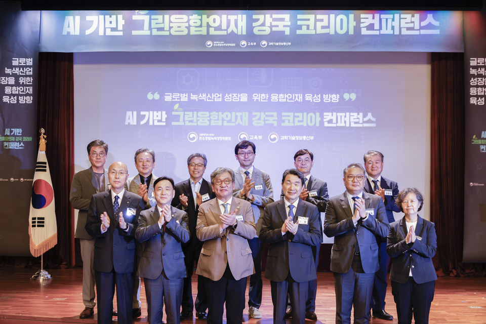 11일 오후 서울 중구 포스트타워에서 열린 에서 참석자들이 기념 촬영하고 있다. (앞줄 왼쪽 두 번째부터) 강도현 과학기술정보통신부 차관, 김상협 2050탄소중립녹색성장위원회 위원장, 이주호 부총리 겸 교육부 장관, 박상욱 과학기술수석비서관 [사진=과기정통부]