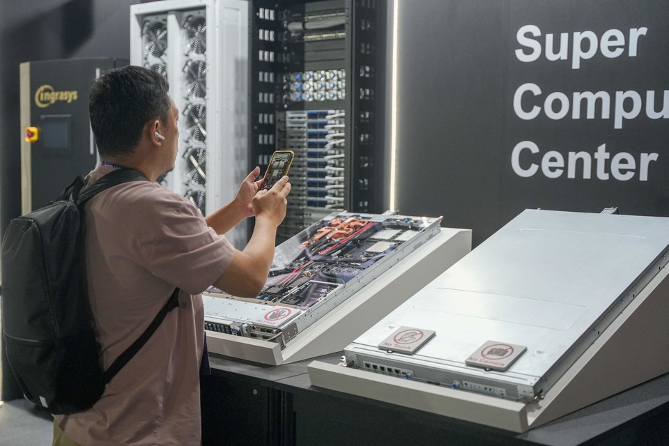 엔비디아가 OCP 글로벌 서밋에서 블랙웰 가속컴퓨팅 플랫폼 설계 핵심요소를 공개했다. 사진은 8일(현지시간) 타이페이에서 개막한 홍하이 테크데이 현장에 전시돼 있는 GB200 NVL72 시스템을 참관객이 촬영하는 모습 [사진=AFP통신]