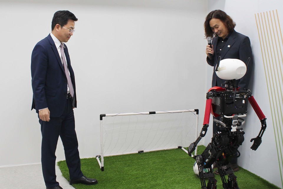 박성택 산업통상자원부 1차관이 16일 경기도 안산시 소재 에이로봇을 방문해 '앨리스 4세대' 등 휴머노이드 로봇 시연회에 참관하고 있다. [사진=산업부]