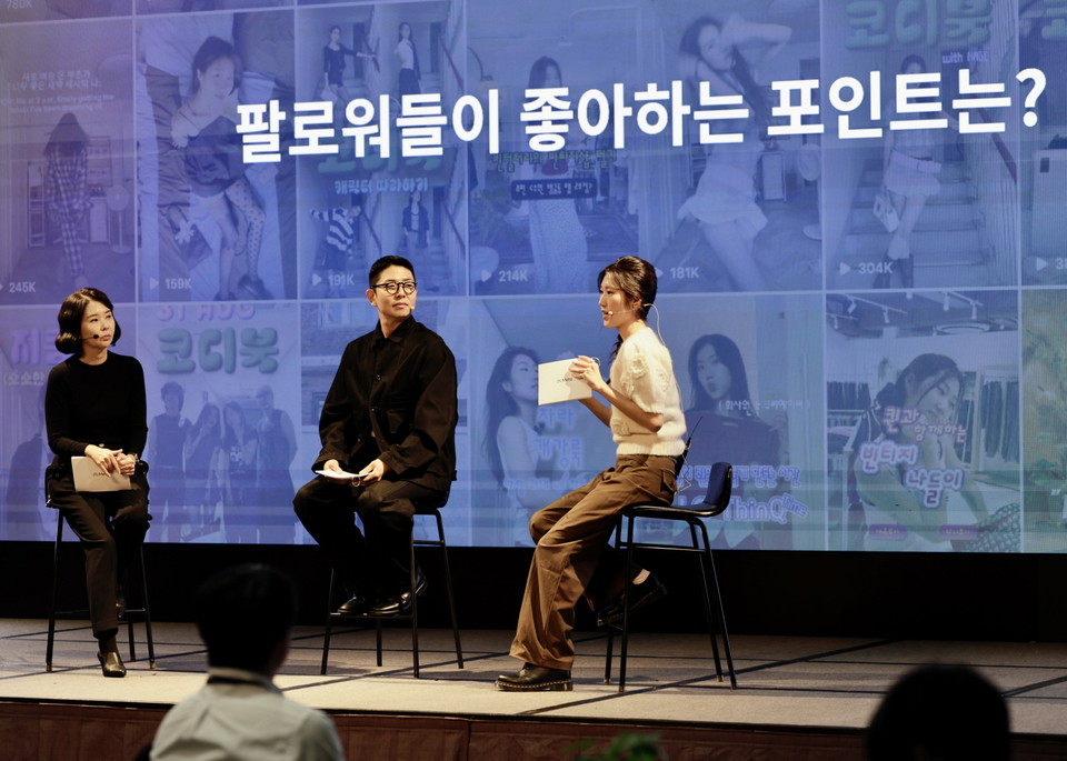 (왼쪽부터) 메타의 김나영 글로벌 파트너십 총괄과 크리에이터 ‘해리포터’, ‘퀸소복’이 메타 리더십 라운드테이블에서 패널토론을 진행하고 있다. [사진=메타코리아]