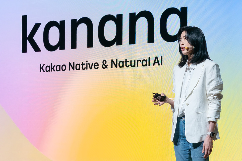 22일 개막한 개발자 컨퍼런스 '이프카카오 2024' 현장에서 정신아 카카오 대표가 발언하고 있다. [사진=카카오]