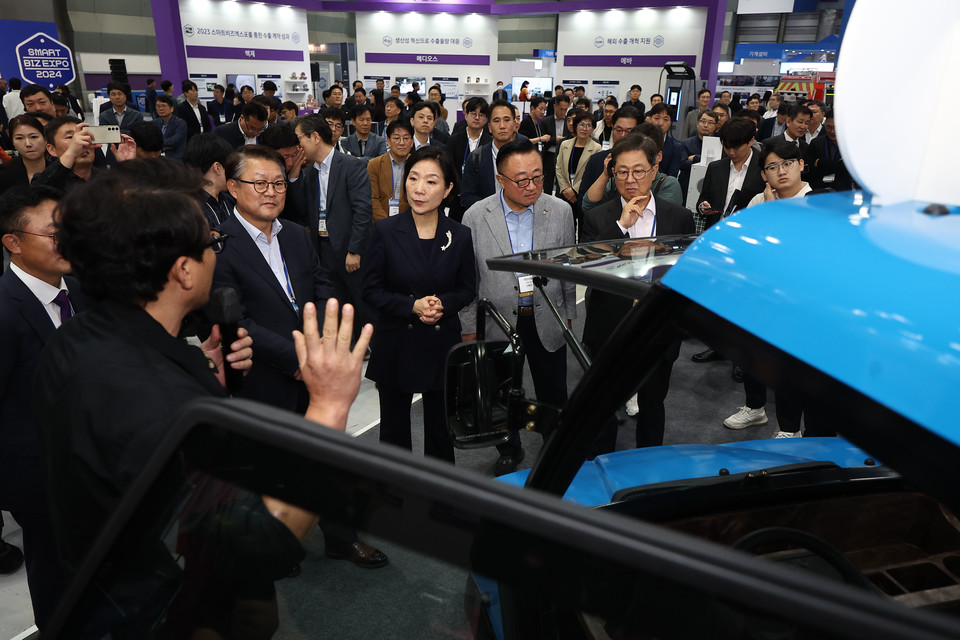 오영주 중소벤처기업부 장관이 22일 오후 서울 강남구 코엑스에서 열린 2024 스마트비즈엑스포에서 참가 부스 제품의 설명을 듣고 있다. [사진=연합뉴스]