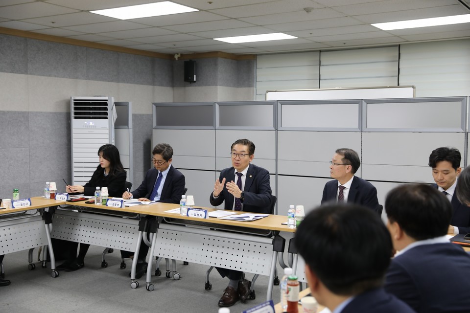 김완기 특허청장(왼쪽에서 3번째)이 간담회에서 발언하고 있다. [사진=특허청]