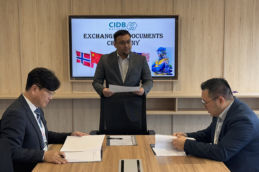 말레이시아 건설산업발전위원회(CIDB)를 방문한 이에이트 관계자들이 솔루션 공급에 대한 논의를 하고 있다. [사진=이에이트]